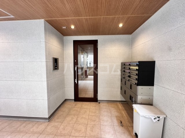 2/2 エントランス