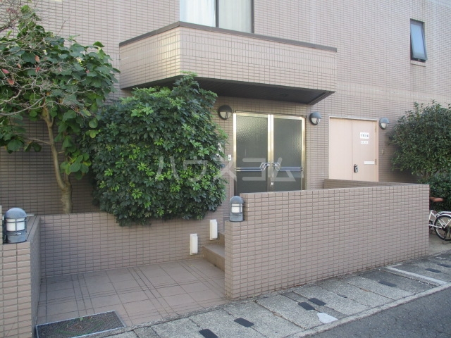 21/22 エントランス
