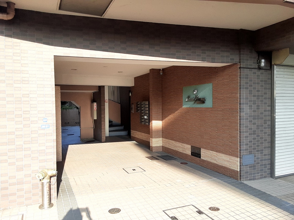 27/30 エントランス