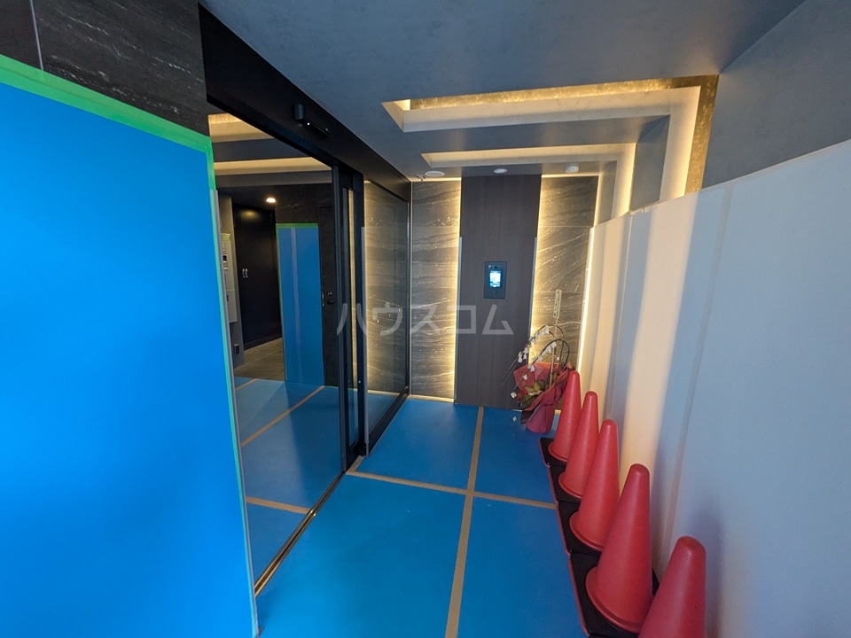 18/21 エントランス