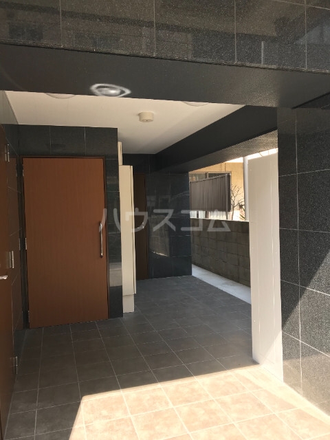 16/16 エントランス