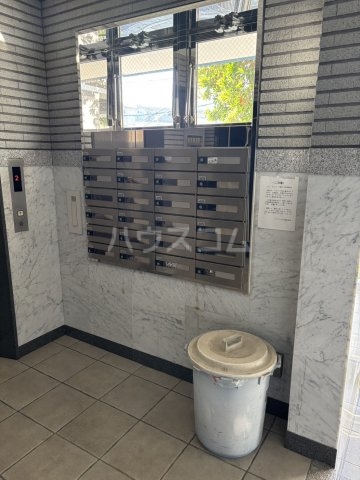 18/23 エントランス