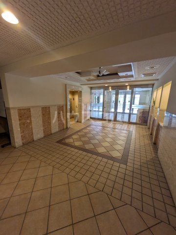 27/30 エントランス