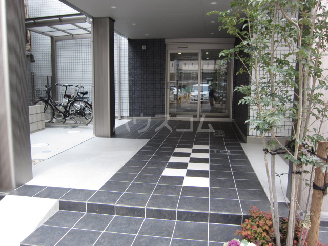 18/27 エントランス