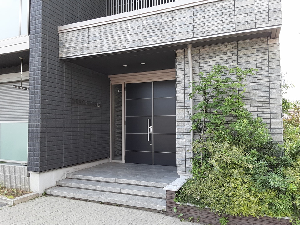 27/30 エントランス