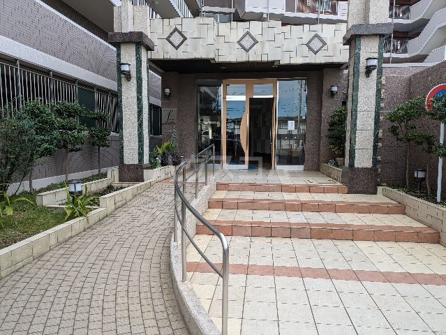 28/30 エントランス