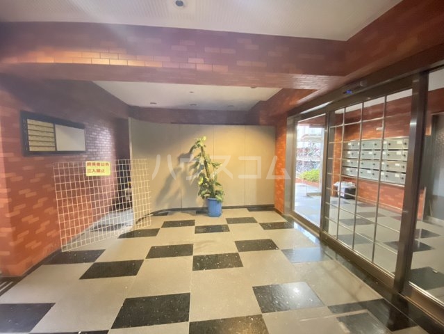 21/30 エントランス