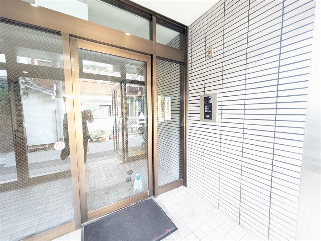 28/30 エントランス