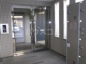 16/23 エントランス