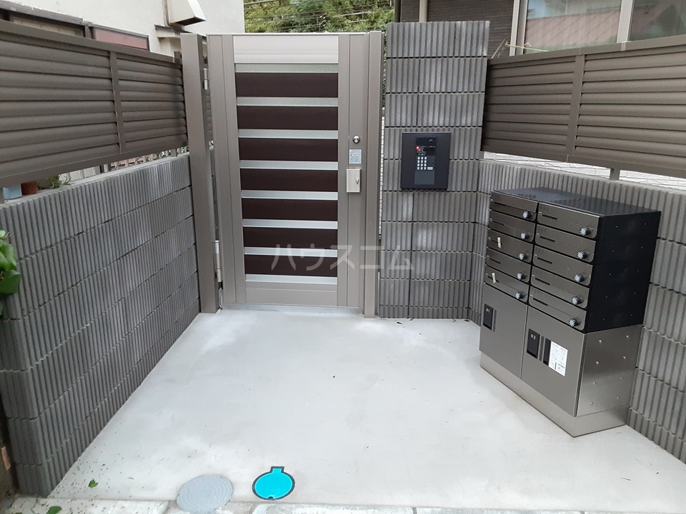 18/19 エントランス