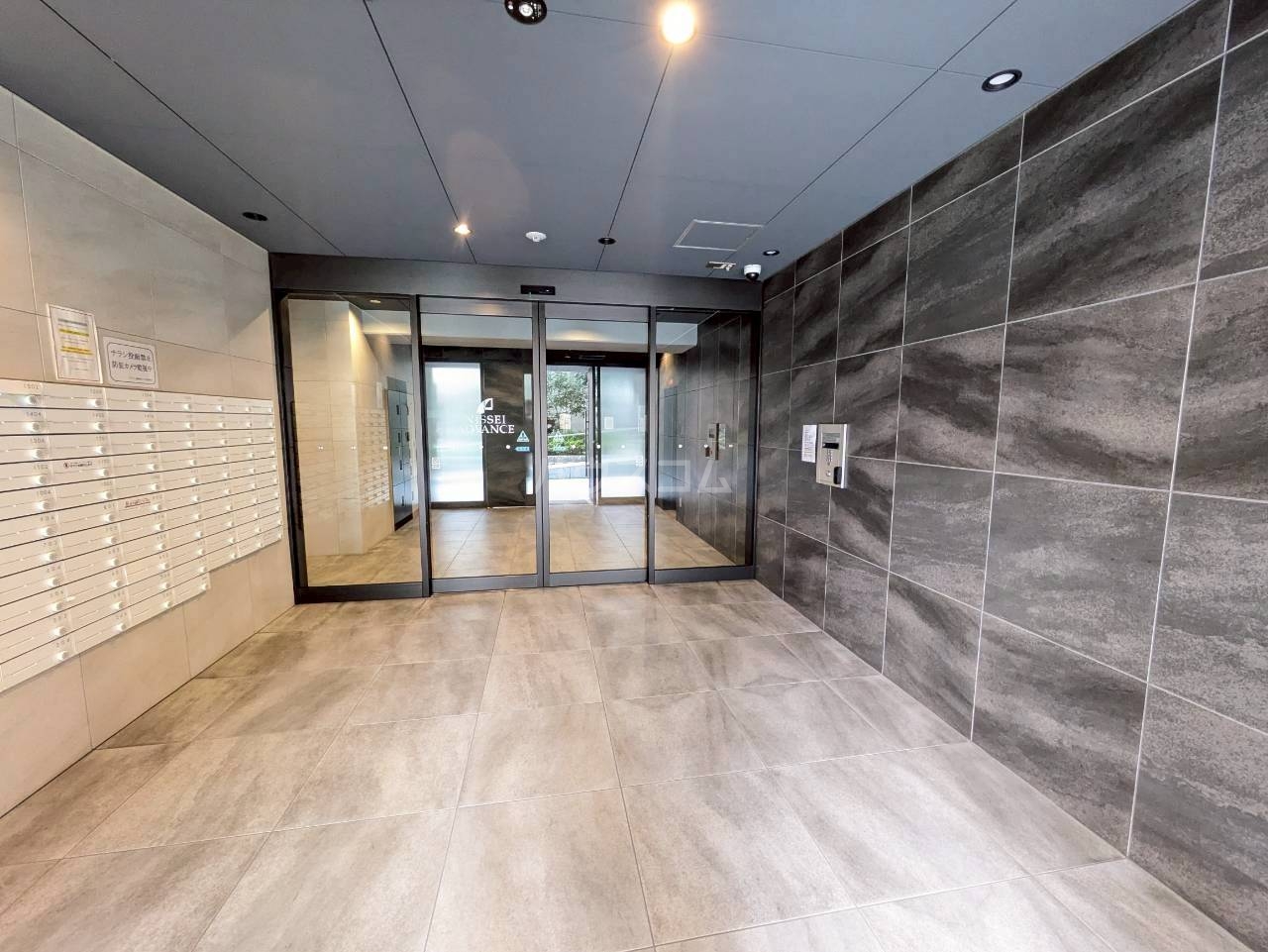 22/28 エントランス