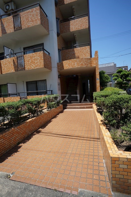 24/30 エントランス