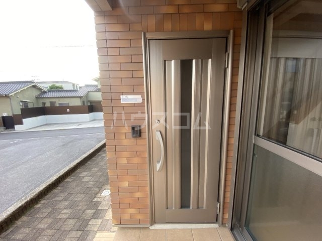 27/30 エントランス