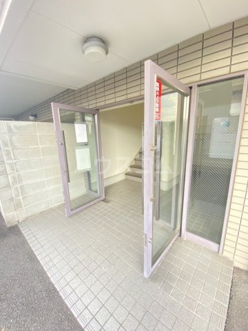 23/28 エントランス