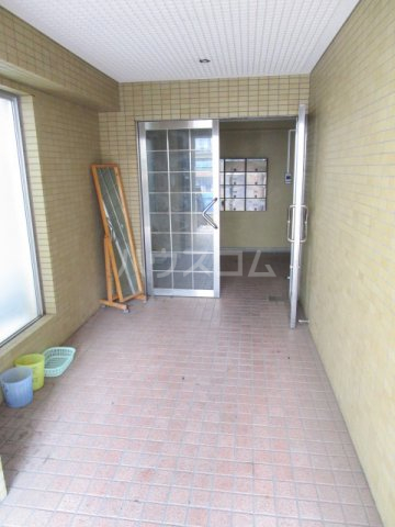 21/30 エントランス