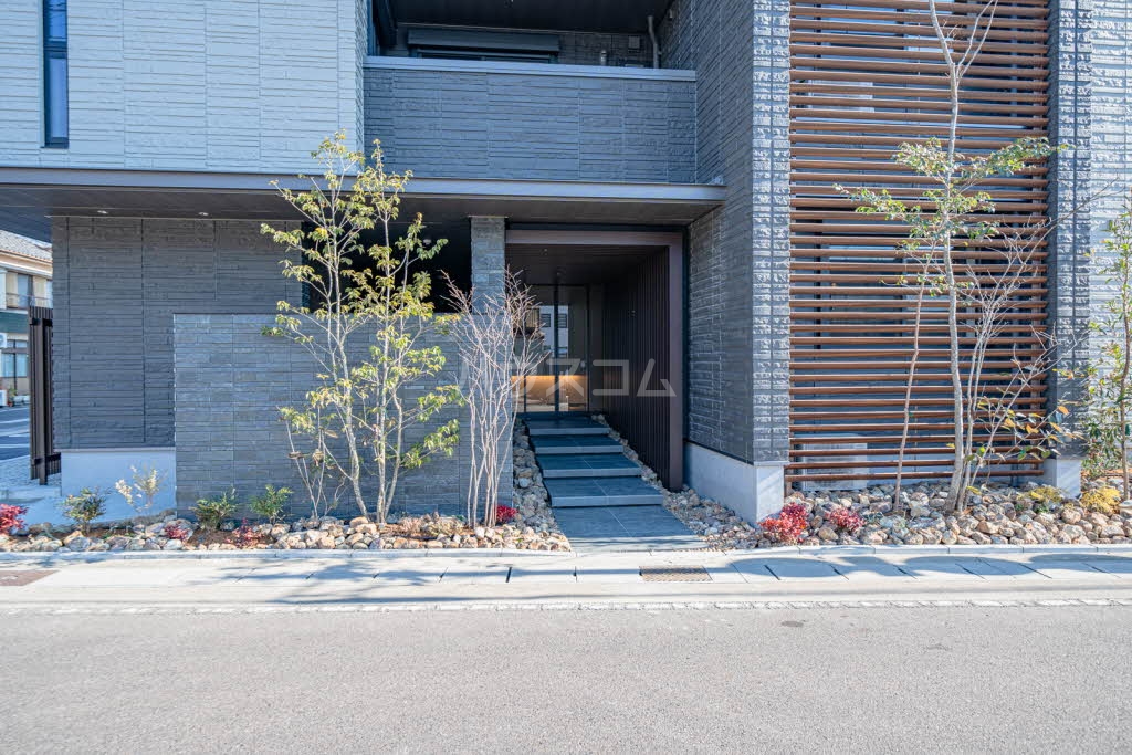 27/29 エントランス