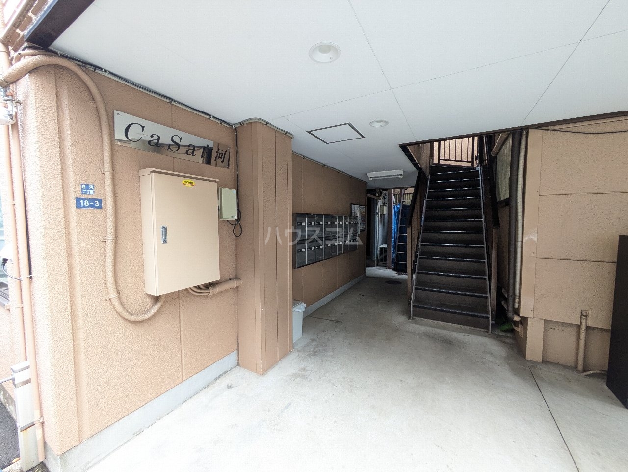 23/27 エントランス