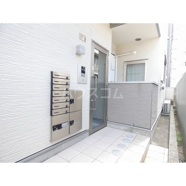 16/23 エントランス