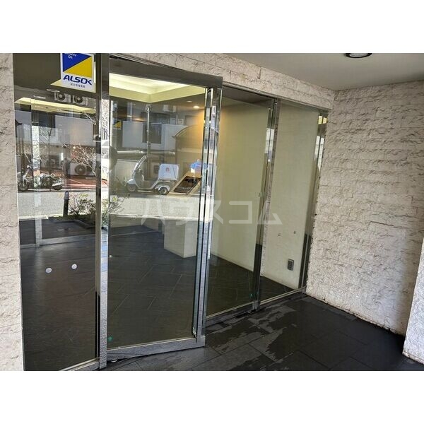 19/27 エントランス