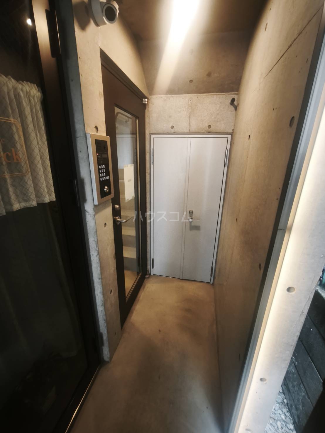 22/30 エントランス