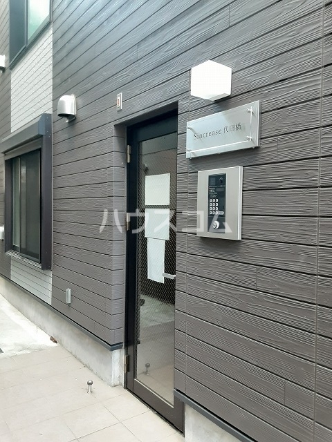 23/28 エントランス