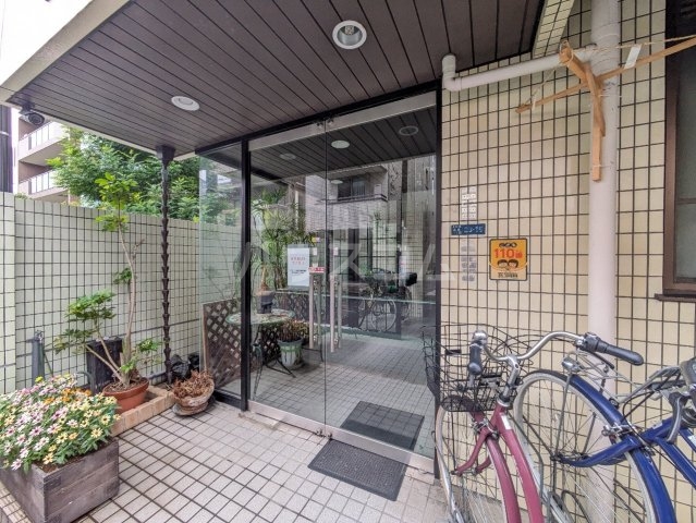 22/28 エントランス