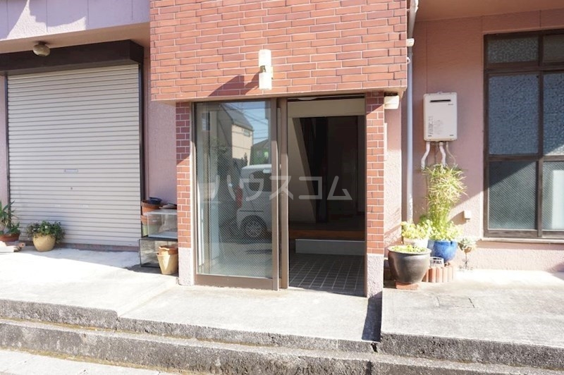 24/25 エントランス