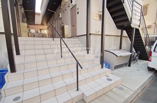 25/30 エントランス