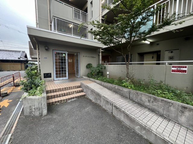 23/25 エントランス