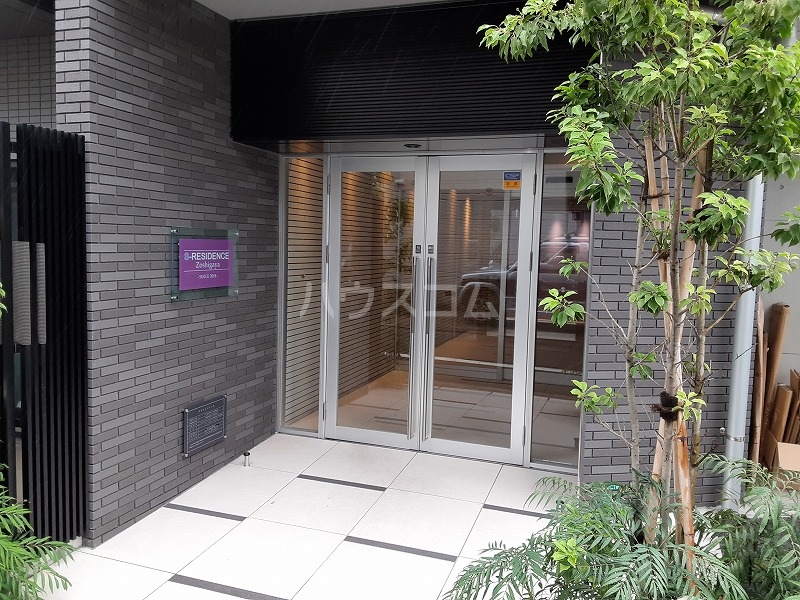 23/27 エントランス