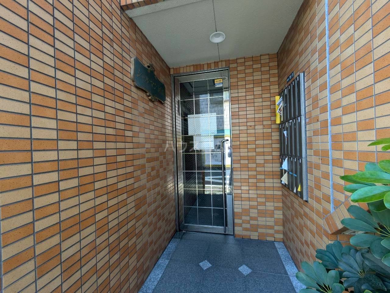 25/30 エントランス