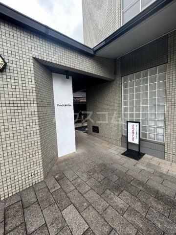 28/30 エントランス