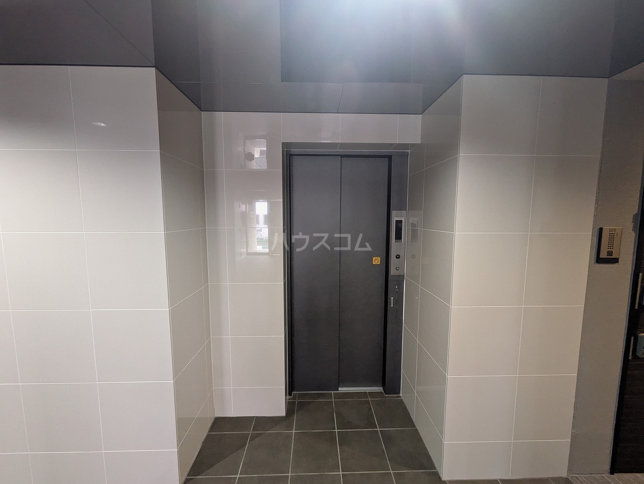 27/30 エントランス