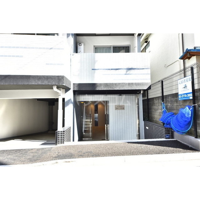 16/23 エントランス