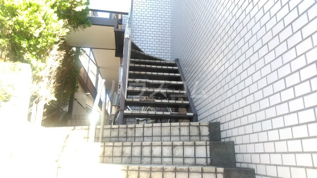 23/27 エントランス