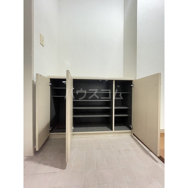 26/27 エントランス