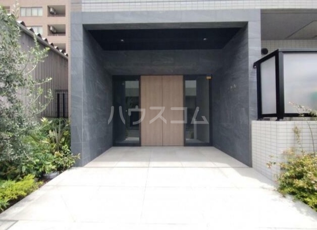 13/18 エントランス