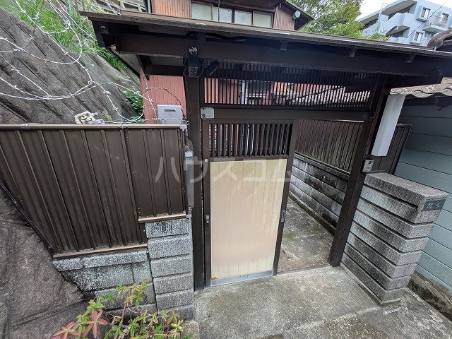 28/30 エントランス