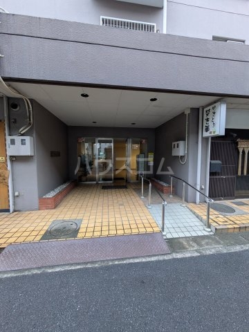 24/30 エントランス