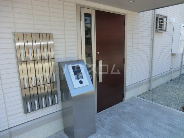 16/23 エントランス