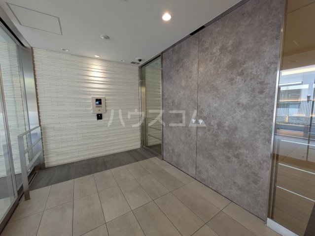 24/30 エントランス