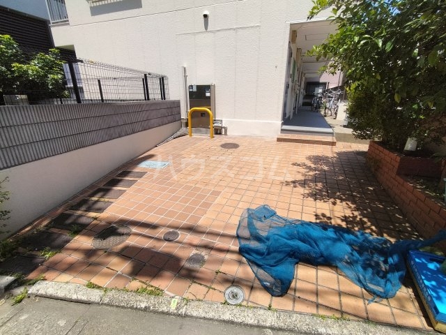 27/30 エントランス