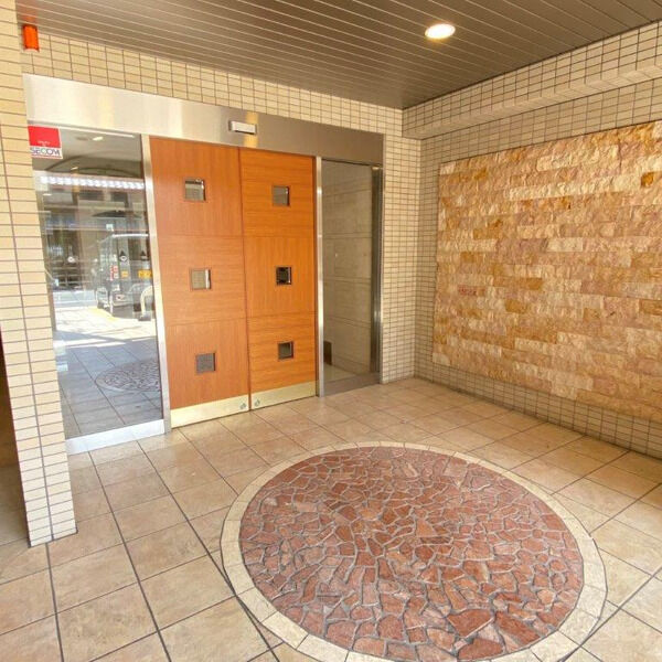 18/27 エントランス