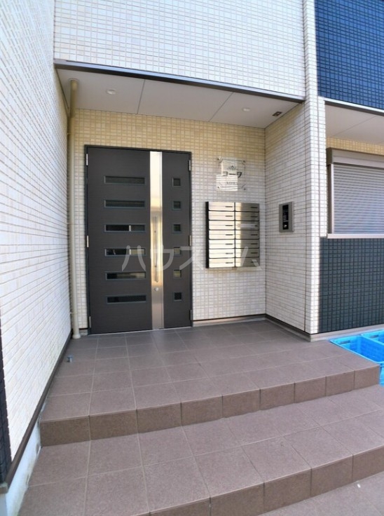 27/30 エントランス