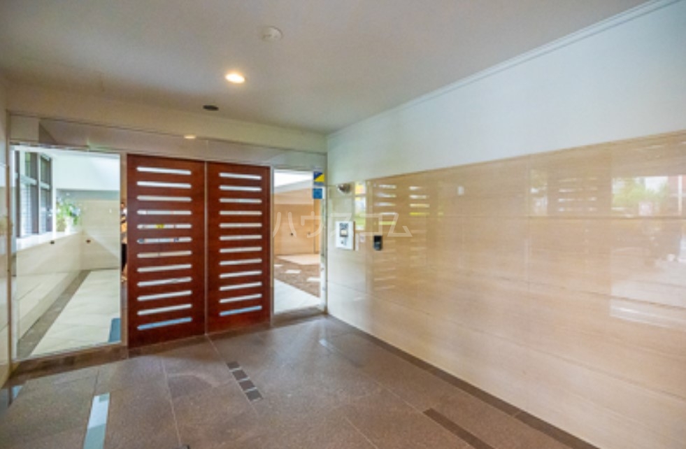 18/28 エントランス