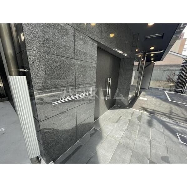 16/20 エントランス