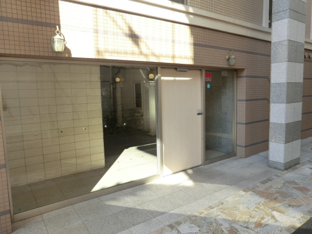 19/27 エントランス