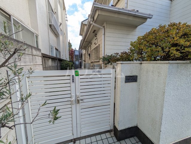 23/29 エントランス