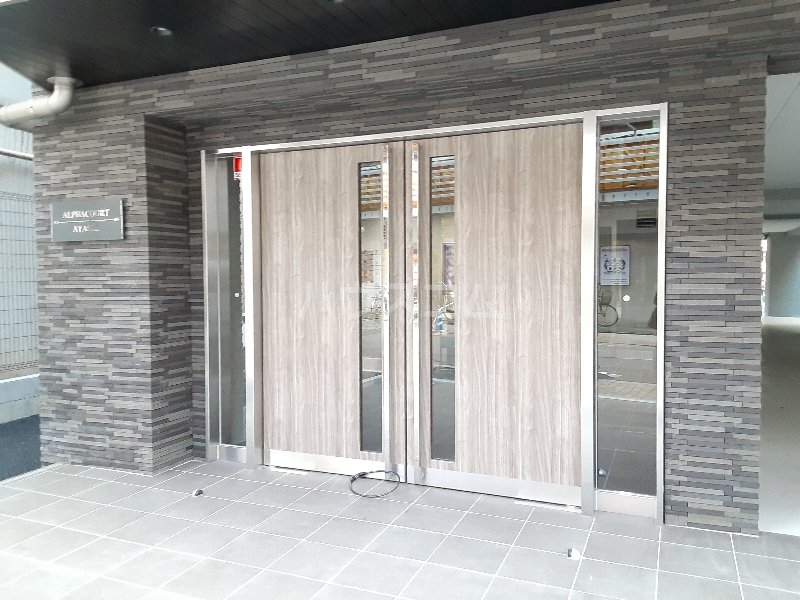 23/30 エントランス