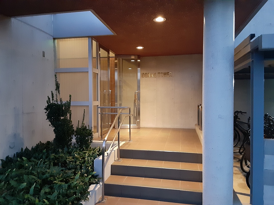 16/19 エントランス